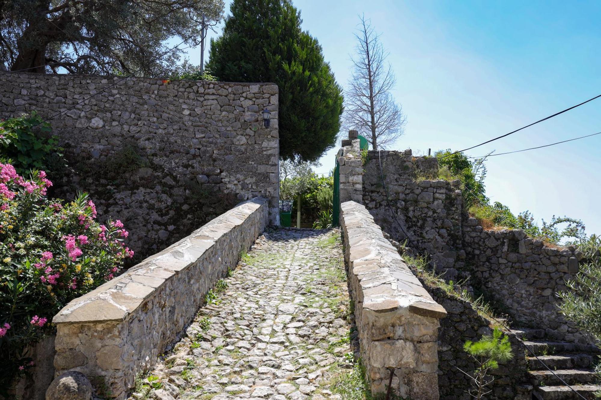 The House Of Dollma , Inside Kruja Castle Hotel Kültér fotó