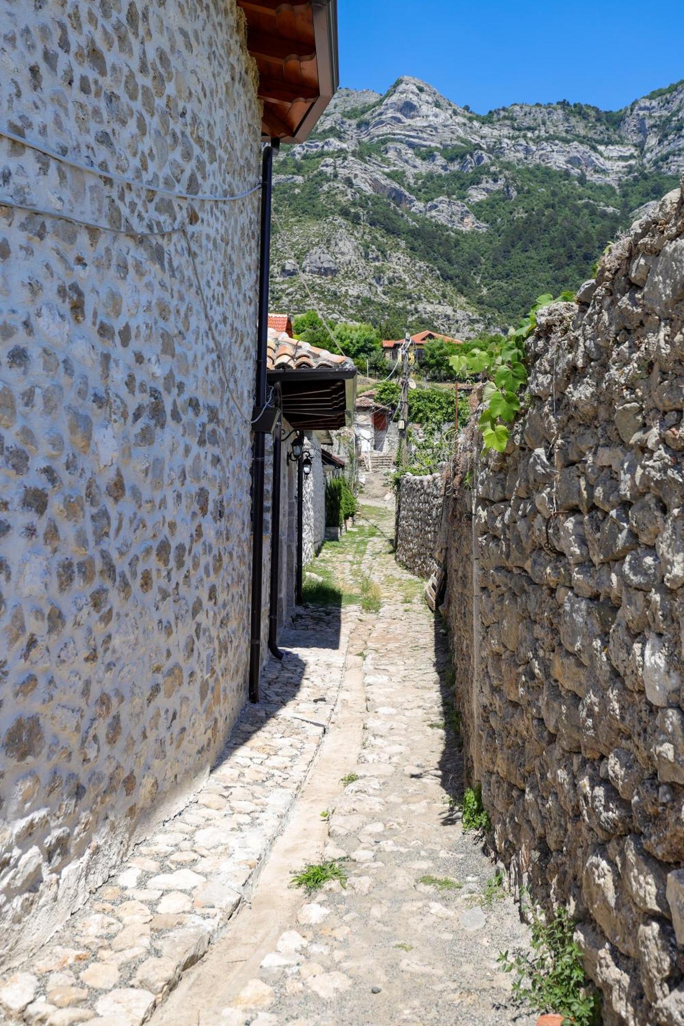 The House Of Dollma , Inside Kruja Castle Hotel Kültér fotó
